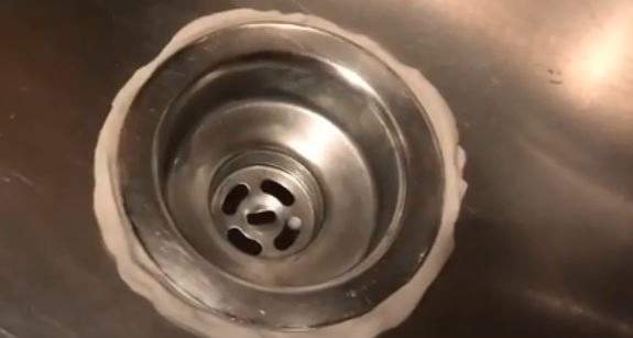 comment sceller un drain d'évier