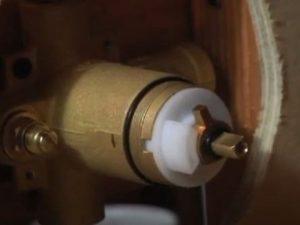 comment-réparer-le-robinet-de-baignoire-sans-arrêter-l'eau