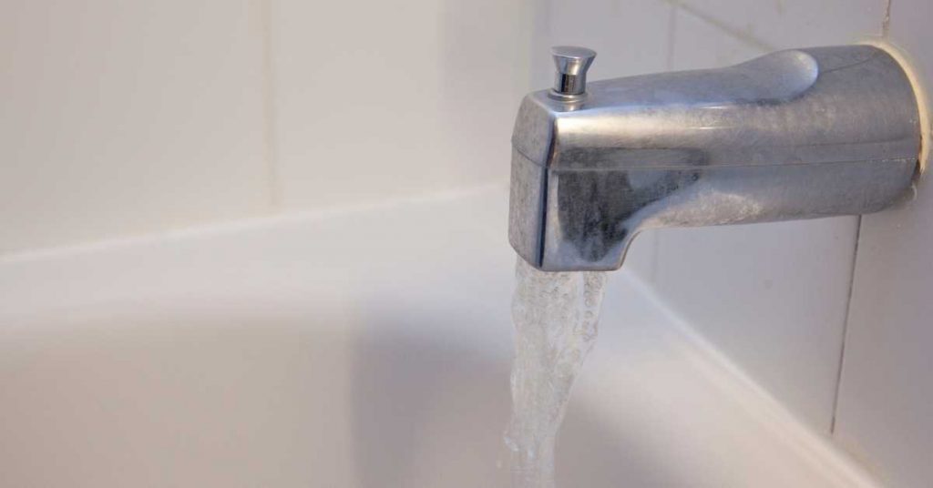 faible pression d'eau dans le robinet de la baignoire