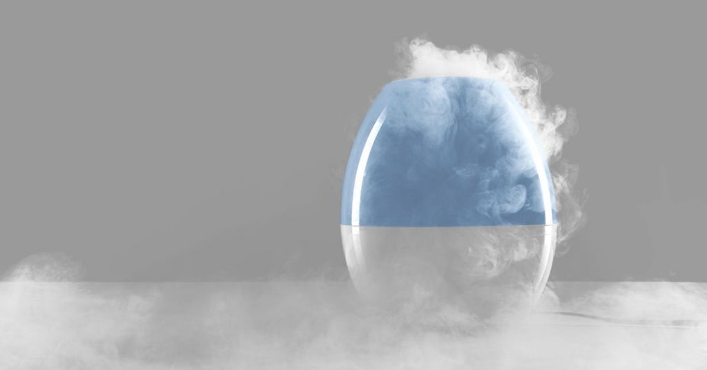 humidificateur dégageant un brouillard blanc dans une pièce