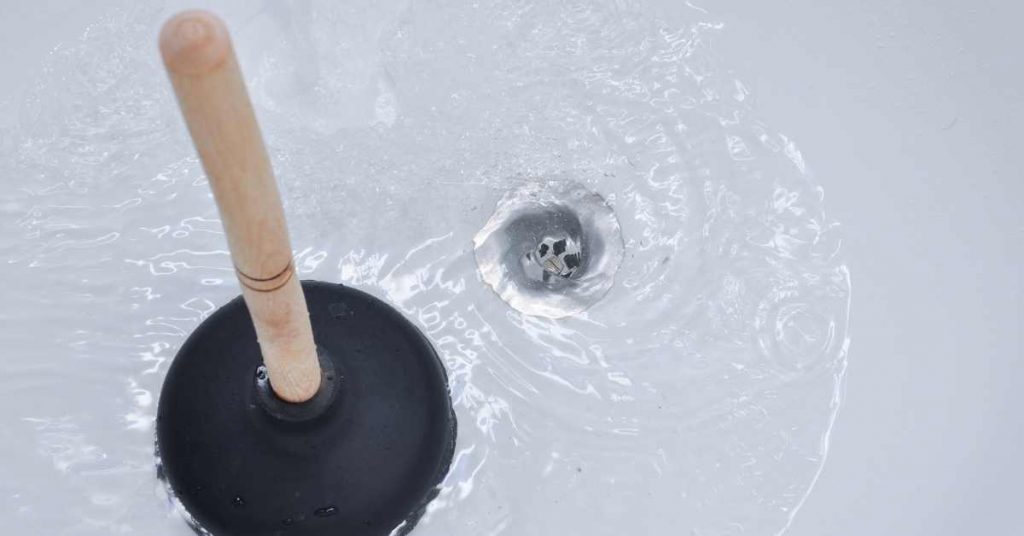 déboucher une baignoire