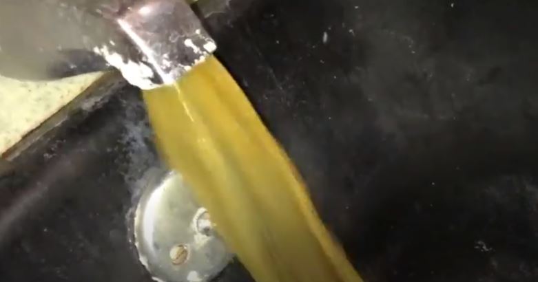 l'eau jaune du robinet